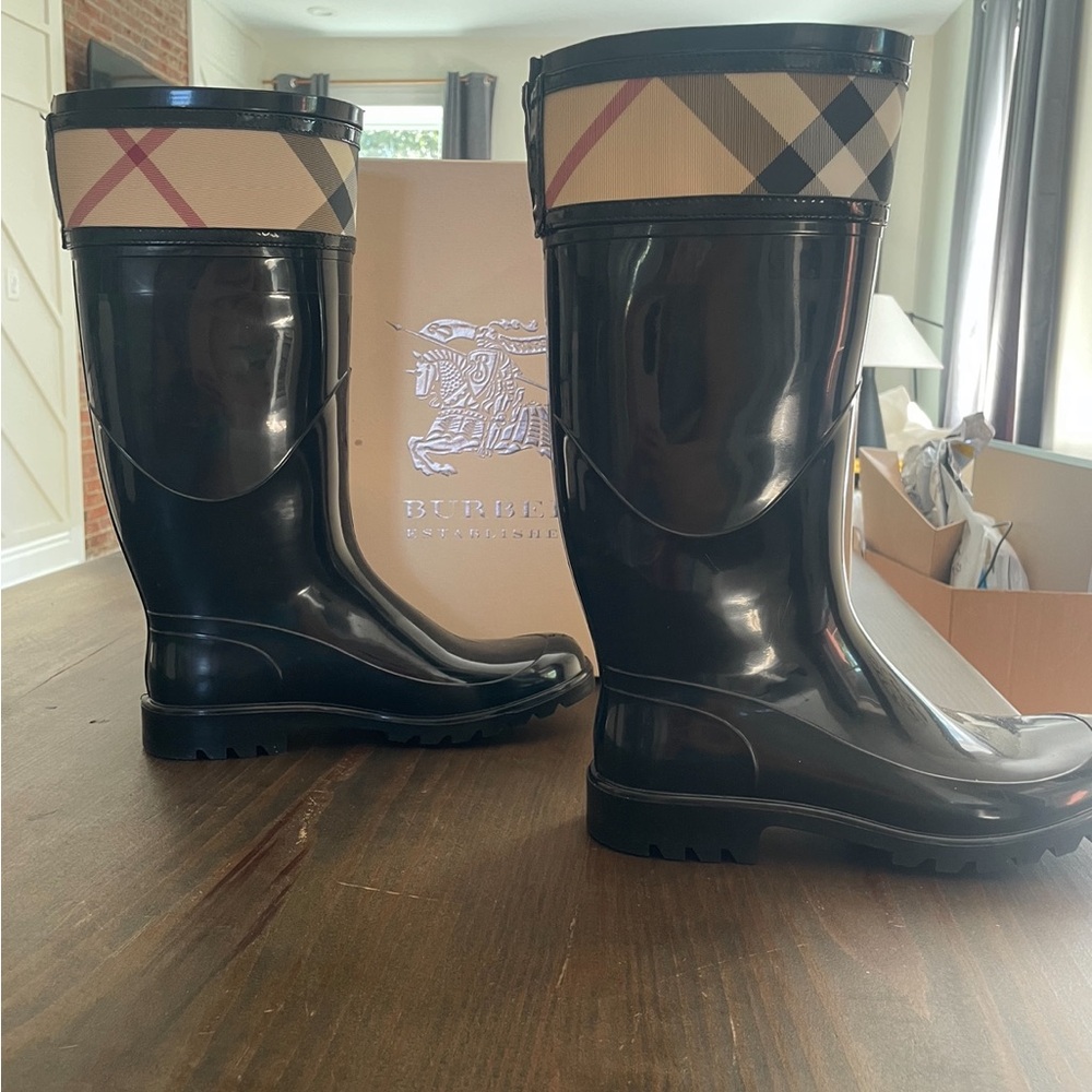Burberry Black Winter Boots for Rainy Days - Picture 2 of 7